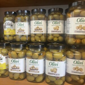 Grüne Oliven gefüllt mit Zitrone, Knoblauch, Mandel, oder Rote Paprika